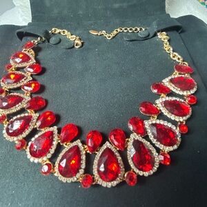 Gorgeous ruby necklace excellent detail. So pretty